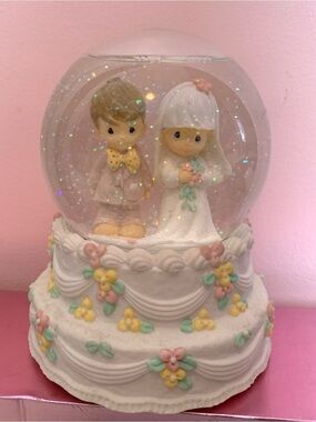 1998 Precious Moments Wedding Snow globe/Music box